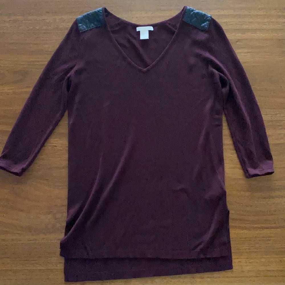 ⚡️ 5/$10 H & M Maroon & Black Quilted Shoulder Details XS